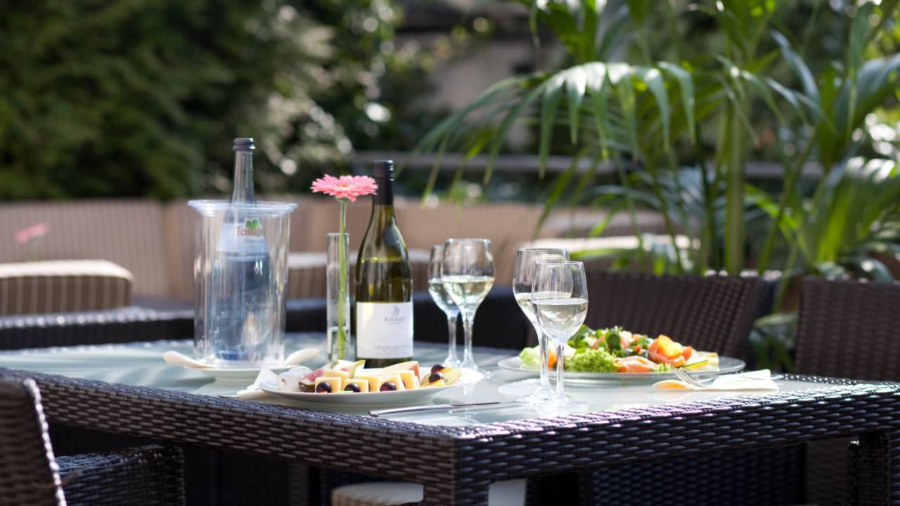 Frühstück auf der Dachterrasse im Stadthotel Freiburg